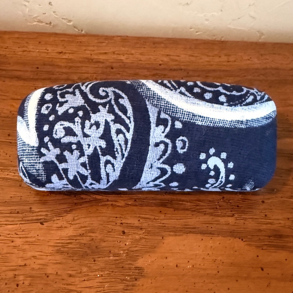 Vera Bradley Women’s Glasses Hardshell Case Clamshell Blue Paisley